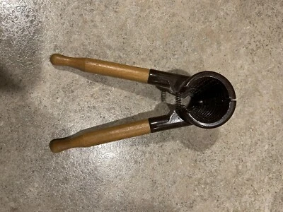 Cascanueces de mano de madera y acero para tuercas de cualquier tamaño Foto 1 de 4