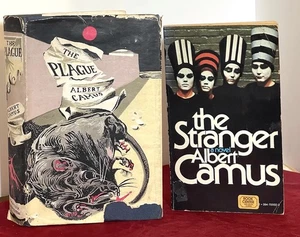 2 Albert Camus The Stranger PB 1952 & The Plague HC DJ 1952 Lot 2 Books Vintage - Imagen 1 de 15