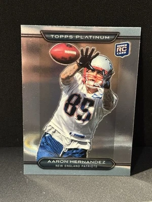 Tarjeta de novato 2010 Topps Platinum Aaron Hernandez #69 radiocontrol New England Patriots Foto 1 de 2