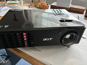 ACER Beamer mit diversen Zubehör, wie Lightning Adapter, FB - Bild 1 von 10
