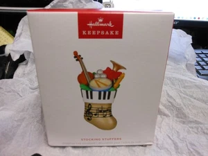 Hallmark Keepsake "Stocking Stuffers" 2024 Ornamento NUEVO OTRO 4º en Serie - Imagen 1 de 1
