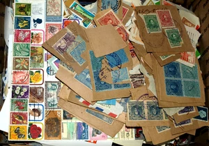 DREI PFUND ZEHN UNZEN WELTWEITE BRIEFMARKEN AUF PAPIER - Bild 1 von 1