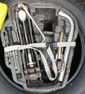 VW Golf 6 7  Plus Bordwerkzeug Pannenset Wagenheber für Ersatzrad Notrad - Bild 1 von 2
