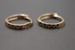 Pendiente Huggie de oro amarillo liso de 14 K de corte de diamante pequeño de 2 mm. Mujeres hombres niños - Imagen 1 de 10