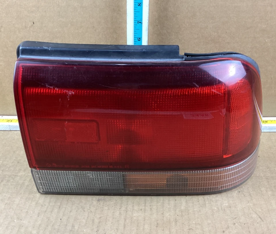 Luz trasera derecha pasajero Subaru Legacy 1992-1994 166-58619 OEM Foto 1 de 4