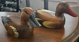 Juego de 2 patos de madera pintados a mano de colección. Ojos insertados, amarillo, negro, gris. 7x3,5. - Imagen 1 de 7