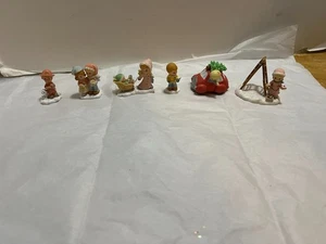 Lote de 6 mini estatuillas Hawthorne Christmas Village Precious Moments raras - Imagen 1 de 5