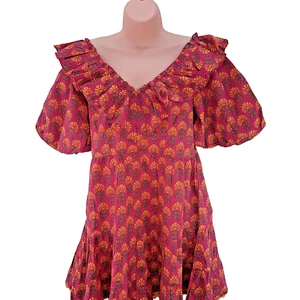 Vestido midi con volantes y estampado de caléndula, manga abullonada, fucsia, talla S, PVP £58 - Imagen 1 de 15