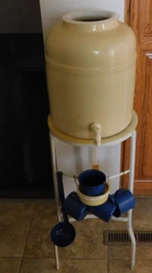 25-691 Vintage 5 Gallon Dispenser Water Crock On metal Stand w/ Enamelware Cups+ - Picture 1 of 10