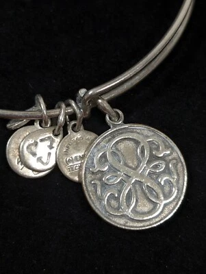Brazalete Brazalete Alex Ani Tono Plata Monograma Redondo Dije 7.5 pulgadas Foto 1 de 4