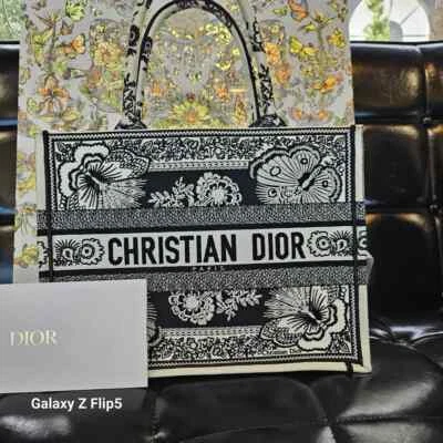 Bolso Dior Book mediano bordado blanco y negro Foto 1 de 4