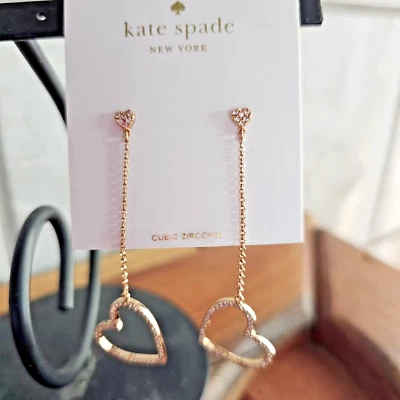 Kate Spade- Yours Truly- Brincos Lineares de Coração Pavê- Claro/Ouro Rosa- Novo com etiquetas- $68 - Imagem 1 de 4