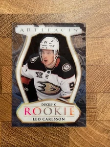 2024-25 Upper Deck Artefatti Leo Carlsson Rookie Card Acetato #201 - Foto 1 di 2