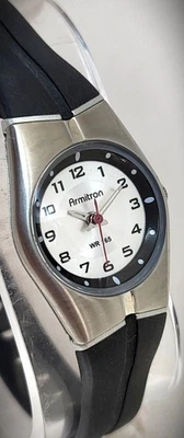 ARMITRON ЛЕГКО ЧИТАТЬ ЖЕНЩИН СЕРЕБРЯНЫЙ ЧЕХОЛ ЧЕРНЫЙ ГЕЛЬ ГРУППЫ 23 ММ ЧАСЫ 25/6355 * КАК ЕСТЬ - Изображение 1 из 2