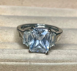 Avon NV Smaragdschliff CZ Seitenbaguettes silberfarben Verlobungsring Statement B106 - Bild 1 von 7