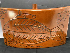 Vase rot Keramik beschriftet Linien Hieroglyphen Fisch einzelne Knospe 16 x 9 x 3" glasiert - Bild 1 von 13
