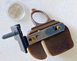 VTG SAUNDERS ARCHERY TARGET SHOOTING FINGER TAB RH ADULT M SPACER BLOCK RARE USA - Picture 1 of 10