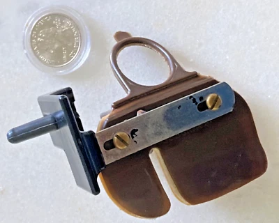 VTG SAUNDERS ARCHERY TARGET SHOOTING FINGER TAB RH ADULT M SPACER BLOCK RARE USA - Image 1 of 4