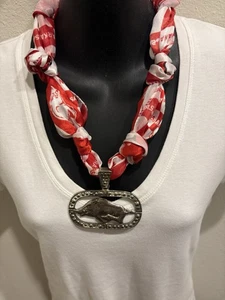 "Collar Bufanda Razorback 12"" Metal Colgante Ajustable Rojo y Blanco" - Imagen 1 de 7
