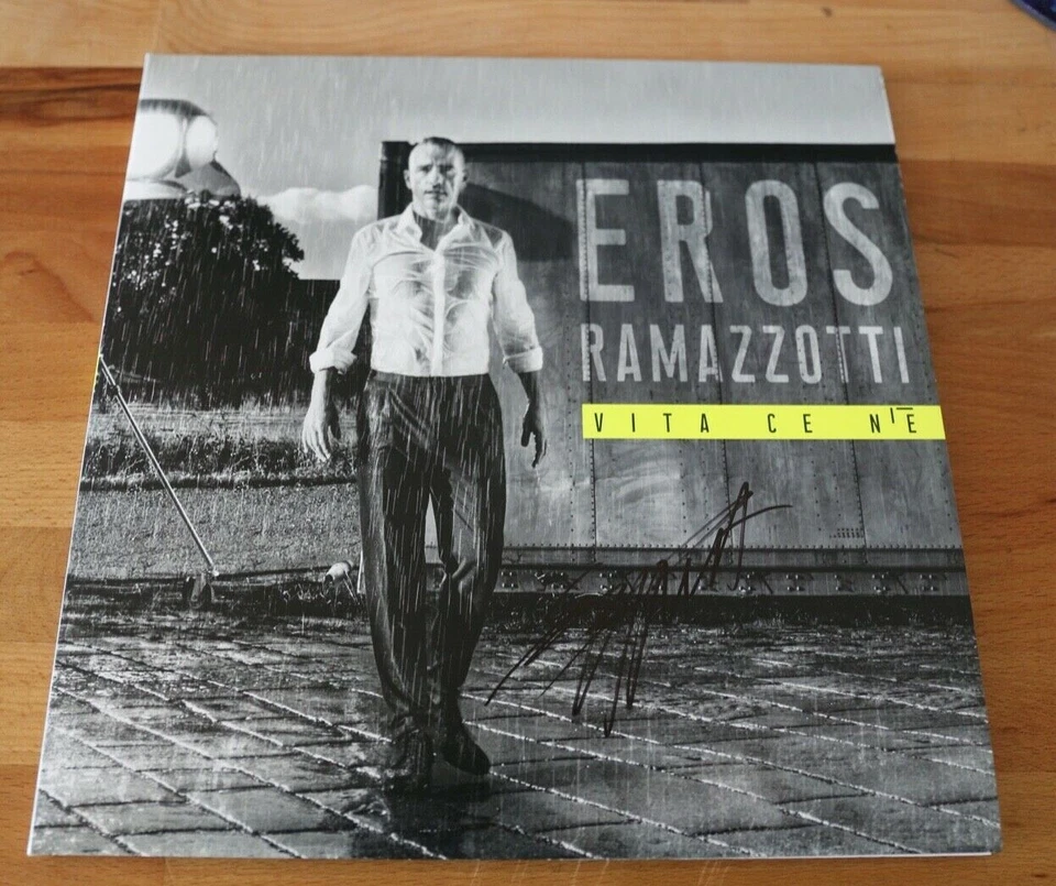 ORIGINAL Autogramm von Eros Ramazzotti. Auf VINYL 12". VITA CE NIE. Signierte LP - Bild 1 von 1