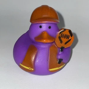 Gelbe 2 Zoll Gummi Ente Jeep Pool Badespielzeug Ente ~ Nummer 2 ~ - Bild 1 von 3