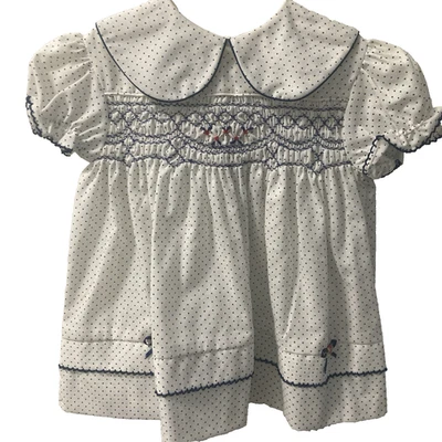 Vestido bordado Polly Flinders à mão pontos azuis e brancos tamanho 12 meses - Imagem 1 de 4