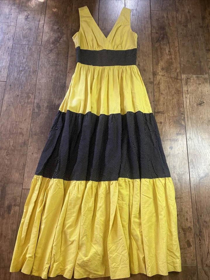 Vestido maxi vintage feminino década de 1970 império cintura sem mangas amarelo bolinhas R2 - Imagem 1 de 4