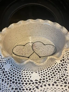 Lindo cuenco decorativo de corazones con volantes de cerámica de estudio vintage - Imagen 1 de 5