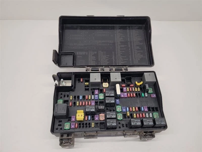 17 18 19 20 21 22 Dodge Ram 1500 motor relé caja de fusibles caja de fusibles 68322371AC Foto 1 de 4