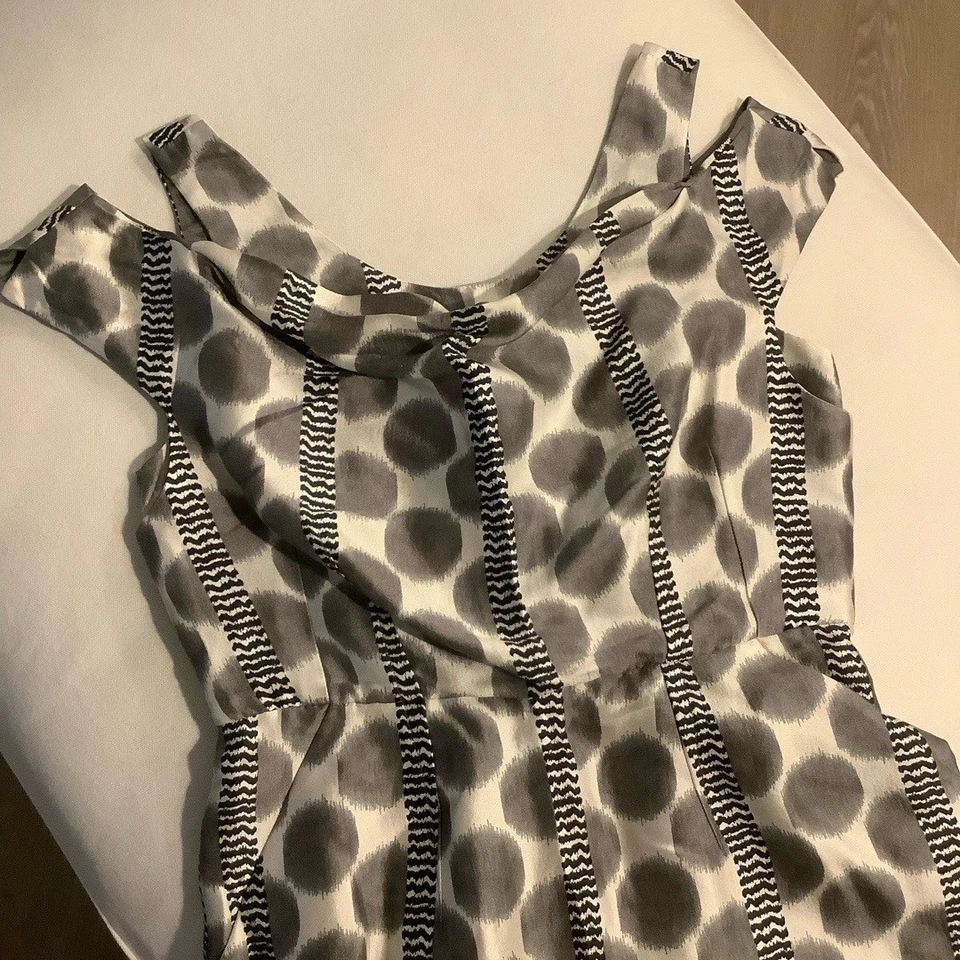 Vestido LEIFSDOTTIR Hombro Descubierto Seda Talla 8 Estampado Plateado Hasta la Rodilla Oficina Fiesta Foto 1 de 4