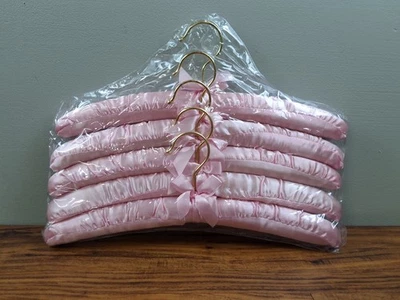 Juego de 5 perchas acolchadas de satén rosa selladas paquete nuevo vintage  Foto 1 de 4