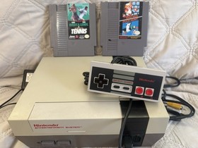 Nintendo NES-001 Console Bundle with Mario/Duck Hunt And Top Player&rsquo;s Tennis