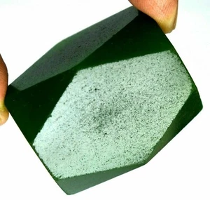 318.05 Ct/36 mm Brazilian Treated Emerald Natural Gemstone Fancy Pyramid Shape - Picture 1 of 4