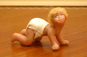 COSÌ COM'È - Delores Coles bambola neonato strisciante scolpita - casa delle bambole artigianale miniatura - Foto 1 di 9