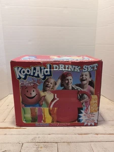 De colección. Juego de bebidas Kool-Aid jarra con 4 tazas y cuchara ¡plástico de los años 90! Falta bandeja de hielo - Imagen 1 de 7