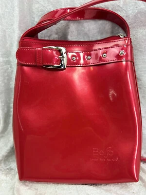 Bolso Beijo Rosa Bandolera Hebilla Bolso Plateado Herrajes Cierre de Cremallera Correa Ajustable Foto 1 de 4