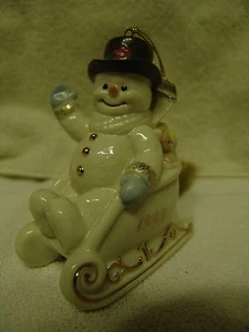Lenox Schneemann mit Bär/Zug im Schlitten Ornament 1999 - Bild 1 von 1