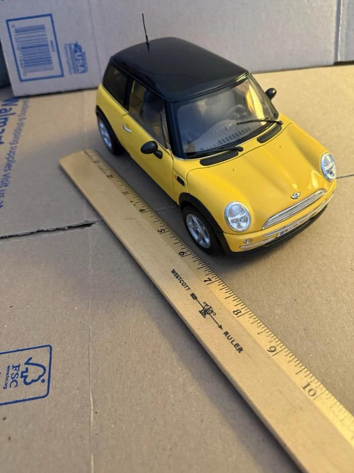 Welly 1:18 Mini Cooper Metal Collection New - Image 1 of 4