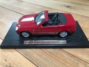 Maisto Maßstab 1:18 Die Cast Modell rot Mercedes-Benz SLK 230 & Ständer neu  - Bild 1 von 8