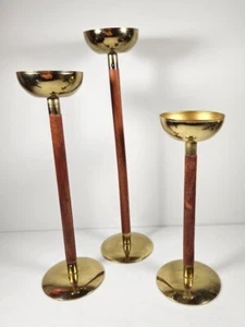 Drei Mid Century Modern Kerzenständer aus Messing und Holz mit Farbverlauf - Bild 1 von 3