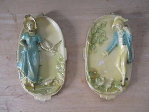 Zwei 7 1/4 Zoll mal 4 1/4 Zoll Kreidegeschirr Wandkunst Stücke erhöhte Kolonial Paare - Bild 1 von 12