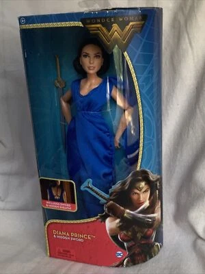 Muñeca de acción vestido de noche Wonder Woman Foto 1 de 4