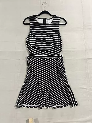 Vestido Xhileration Target Juniors corte lateral ombro aberto tamanho M 282085731 - Imagem 1 de 4