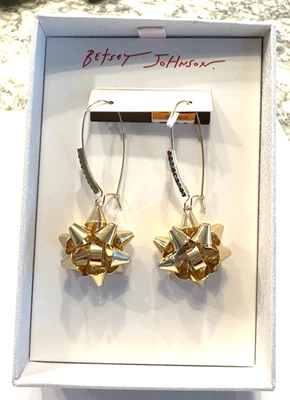 Pendientes colgantes Betsey Johnson con lazo pavé tono dorado nuevos en caja $35 Foto 1 de 4