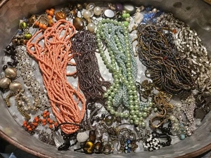 RIESIGES KONVOLUT DIE MEISTEN AUS EINEM QUARTGLAS GROSSE AUSWAHL AN KAPUTTEM SCHMUCK FÜR TEILE & BASTELN - Bild 1 von 2