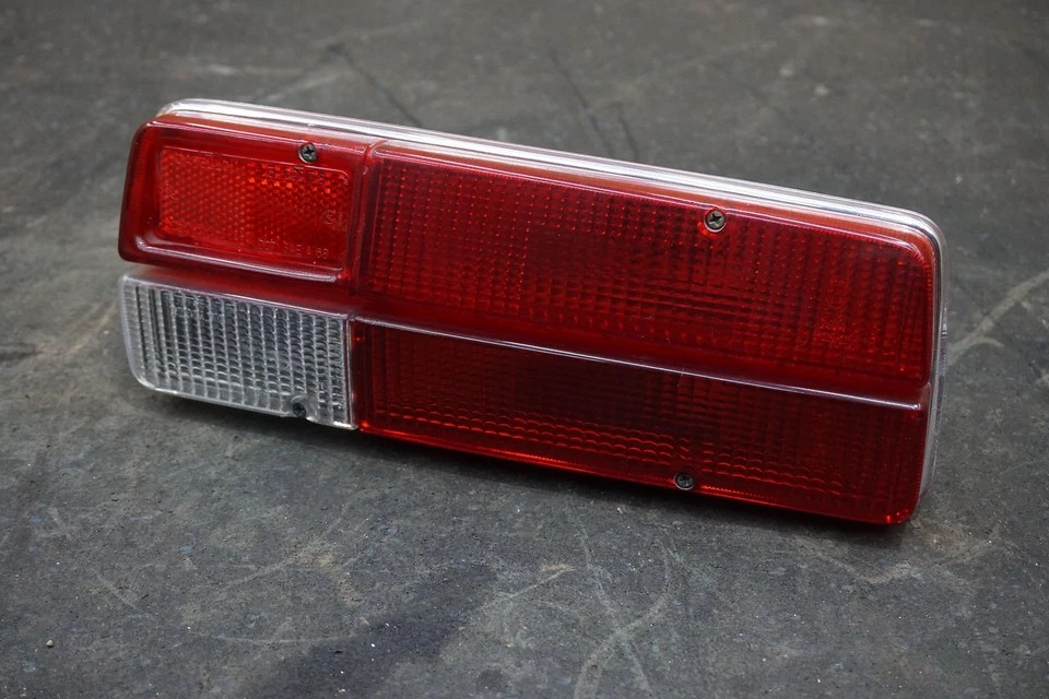 Conjunto de lámpara de luz trasera lateral del pasajero trasero derecho OEM Maserati Merak Bora 1975 Foto 1 de 4