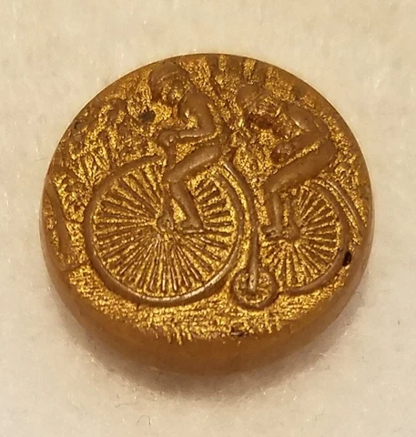RARE ANTIQUE 1-PC COMPOSITION BUTTON W/2 CYCLISTS ON HIGH WHEEL BICYCLES  11/16" Cover
