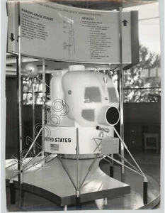 DISPLAY MINIATURE Model of LUNAR SPACE LANDING VEHICLE 1964 Press Photo - Picture 1 of 2
