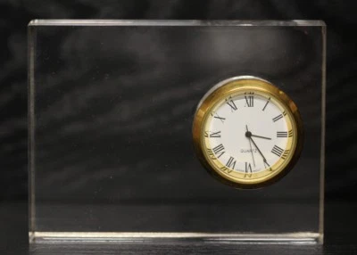 Nuevo Reloj de Escritorio Acrílico Transparente con Cara Clásica Numérica Romana 4" x 3"  Foto 1 de 3