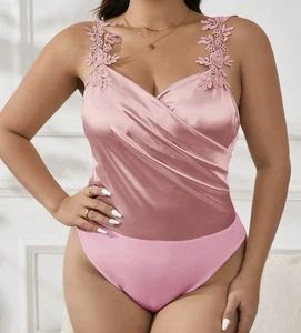 Rosa Satin Plissee Taille Blumen Applikation 'Träger Schlankmacher Stil Body 3XL NEU - Bild 1 von 4